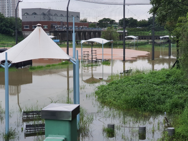 지난 2024년 인천 부평구리틀야구단이 연습장으로 사용하고 있는 삼산동 삼산유수지 운동장이 빗물에 잠긴 모습. 독자 제공