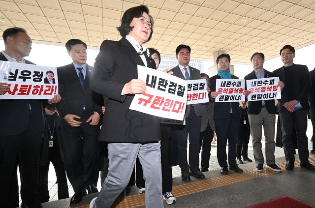 민주당 내란진상조사단은 10일 대검찰청을 항의 방문해 심우정 검찰총장의 즉시항고 포기 결정을 비판했다. 조사단은 즉시항고를 권고한 특수본부장의 의견을 묵살한 것을 두고 검찰 내부 민주성을 침해한 직권남용이라고 주장했다. 이들은 즉시항고 포기를 직무유기로 규정하며 심 총장의 사퇴를 촉구했다.조주현기자