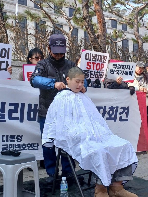 10일 오후 서울 종로구 헌법재판소 앞에서 윤석열 대통령 지지자가 삭발 중이다. 윤석열 대통령 법률대리인단