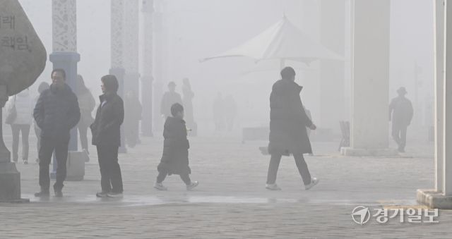 10일 인천시 중구 월미도 일대가 미세먼지와 해무로 뿌옇게 보이고 있다.조병석기자