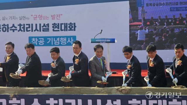 평택시 신대동 신대레포츠공원에서 열린 '통복공공하수처리시설 현대화 민간투자사업(BTO-a)' 착공식에서 정장선 시장이 홍기원 국회의원, 강정구 시의장, 김승모 한화 건설부문 대표이사 등과 시삽하고 있다. 윤동현기자
