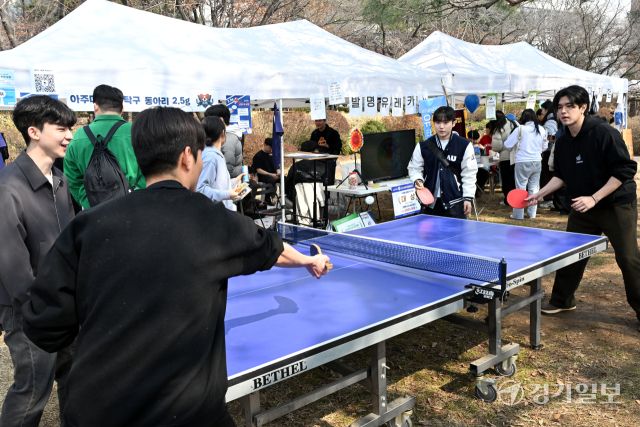 10일 오후 새학기를 맞아 동아리 박람회가 열린 수원특례시 아주대 캠퍼스에서 선배들이 후배들에게 동아리에 대한 설명과 함께 시범을 보이며 회원 모집을 하고 있다. 김시범기자