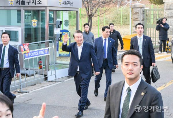 윤석열 대통령이 지난 8일 의왕시 서울구치소를 나서며 지지자들에게 인사하고 있다. 윤원규기자