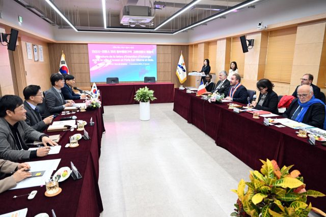 안산시가 시청 소속 공무원들로 통·번역 서포터즈인 ‘톡톡이음’을 구성하고 회의를 열고 있다. 안산시 제공