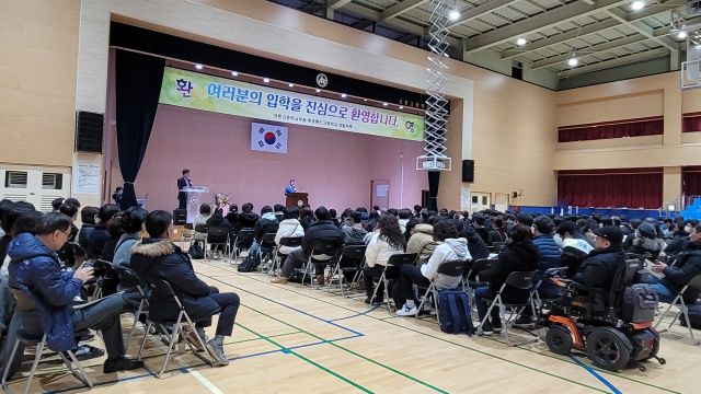 상동고등학교 부설 방송통신고등학교의 입학식이 지난 9일 학교 체육관(상빛마루)에서 성대하게 진행되었다. 방통고 제공