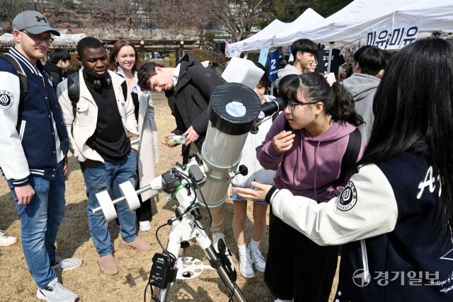 10일 오후 새학기를 맞아 동아리 박람회가 열린 수원특례시 아주대 캠퍼스에서 선배들이 후배들에게 동아리에 대한 설명과 함께 시범을 보이며 회원 모집을 하고 있다. 김시범기자