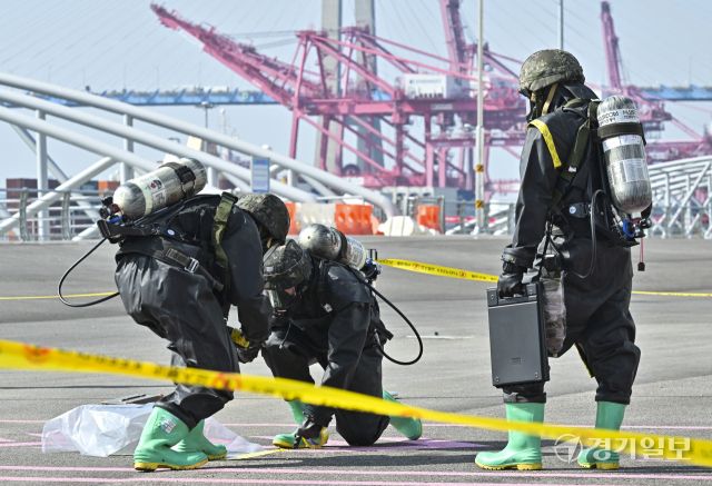 해군 제2함대, 항만시설에서 실전같은 훈련 [포토뉴스]