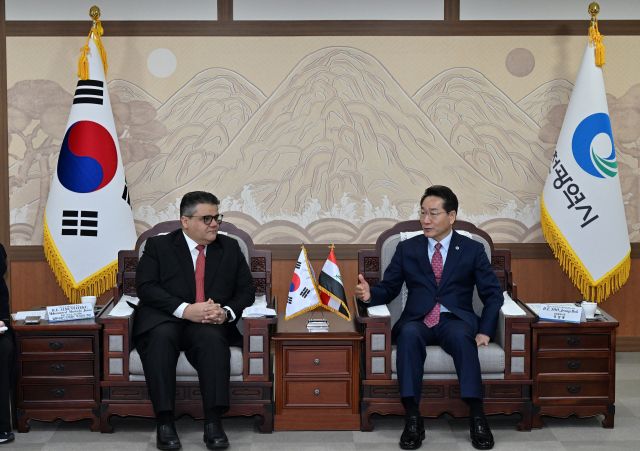 유정복 인천시장이 11일 시청 접견실에서 모하메드 무스타파 주마 알문타페키 주한 이라크 대사대리를 접견하고 협력 방안을 논의하고 있다. 인천시 제공