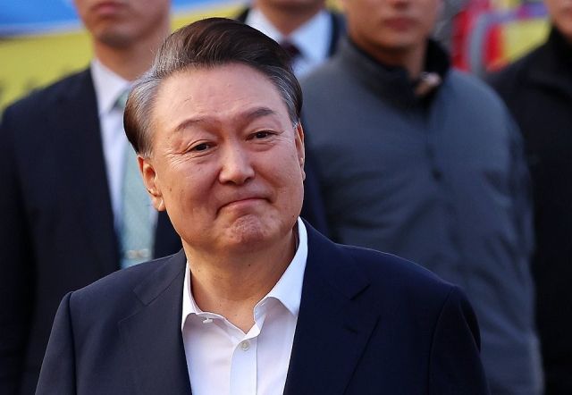 윤석열 대통령이 지난 8일 경기도 의왕시 서울구치소 앞에서 경호차량에서 내려 지지자들에게 인사하고 있다. 연합뉴스