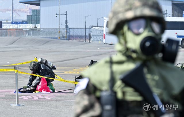 해군 제2함대, 항만시설에서 실전같은 훈련 [포토뉴스]