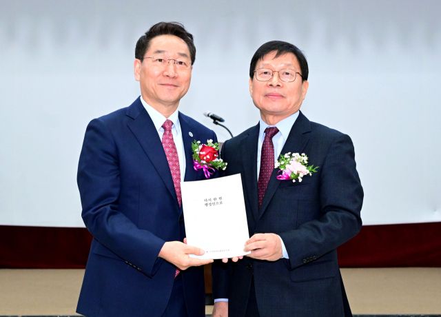 유정복 인천시장이 11일 시청 대회의실에서 열린 ‘인천시 행정동우회 2025년 시정설명회 및 정기총회’에서 조동암 인천시 행정동우회장에게 ‘다시 한 번 행정인으로’ 책자를 전달받고 있다. 시 제공