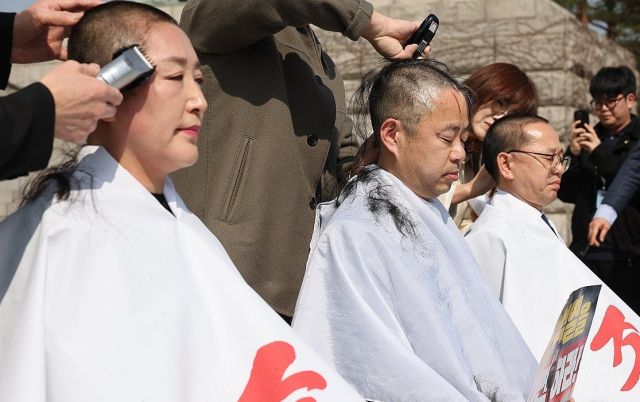 11일 서울 여의도 국회 본청 앞 계단에서 더불어민주당 전진숙(왼쪽부터), 박홍배, 김문수 의원이 윤석열 대통령 탄핵 촉구 삭발식을 진행하고 있다. 연합뉴스