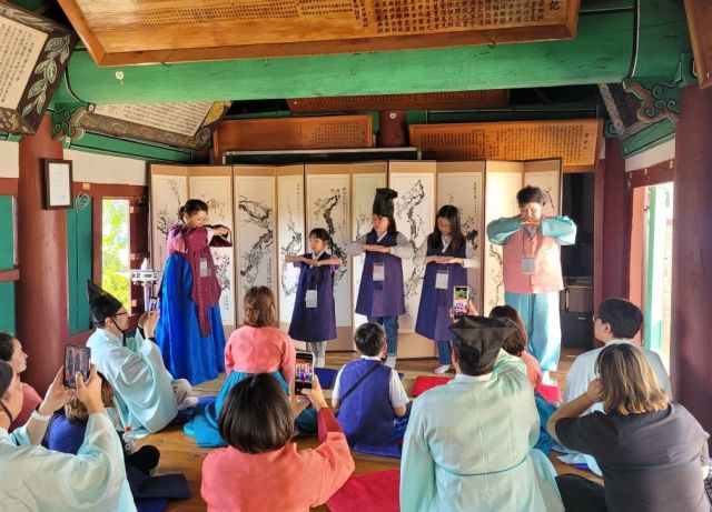 인천 미추홀학산문화원이 인천향교에서 ‘전통문화 교감 가족 캠프’를 열고, 가족이 함께 전통문화를 체험할 수 있는 다양한 프로그램을 운영하고 있다. 미추홀구 제공