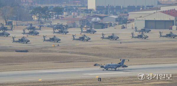 한미연합훈련 '자유의 방패'(FS:Freedom Shield) 첫 날인 10일 평택시 캠프 험프리스에서 아파치 헬기가 이륙하고 있다. 윤원규 기자