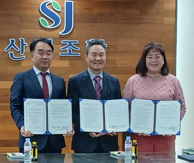 국제첨단농업전문학교(학장 송달용 사진 중앙)과 이후정 여주시산림조합장(사진 왼쪽) 심주영 여주시 작약연구회장(사진 오른쪽)이 지난 10일 여주시 산림조합 3층 회의실에서 산학협력 협약을 체결했다. 유진동기자