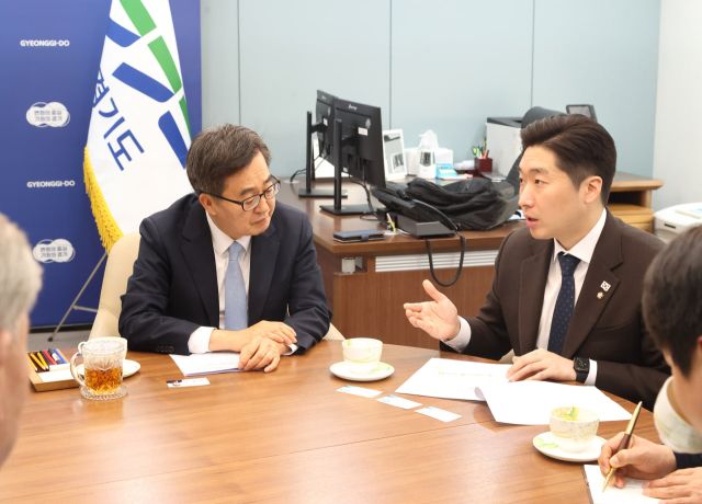 김용만 국회의원이 김동연 경기지사와 만남을 갖고 미사신도시 무빙워크 설치 및 미사섬 국가정원 조성 사업에 적극적 지원을 요청하고 있다. 김용만 의원실 제공