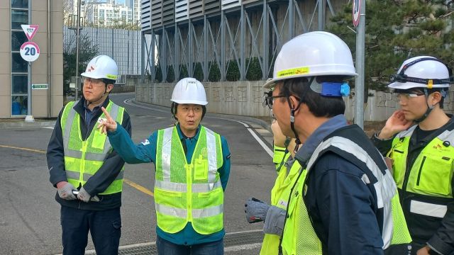 강승희 한강유역환경청장 직무대리(왼쪽 두번째)가 11일 하남 소재 나래에너지서비스㈜를 찾아 미세먼지 저감 현황을 점검하고 있다. 한강유역환경청 제공