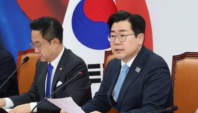 더불어민주당 박찬대 원내대표가 11일 서울 여의도 국회에서 열린 원내대책회의에서 발언하고 있다. 연합뉴스