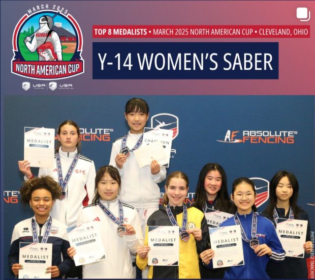 2025 북아메리칸컵 펜싱대회 여자 14세 이하부 사브르 개인전서 우승한 전유주(뒷줄 오른쪽)가 시상식 후 상장을 들고 다른 입상자들과 기념촬영을 하고 있다.선수 부모 제공