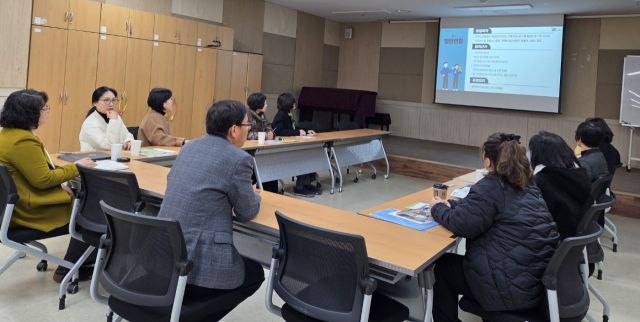 전날 김성영 평택시가족센터장이 센터 회의장에서 온가족보듬사업 보듬매니저 오리엔테이션을 진행 하고 있다. 평택시 제공