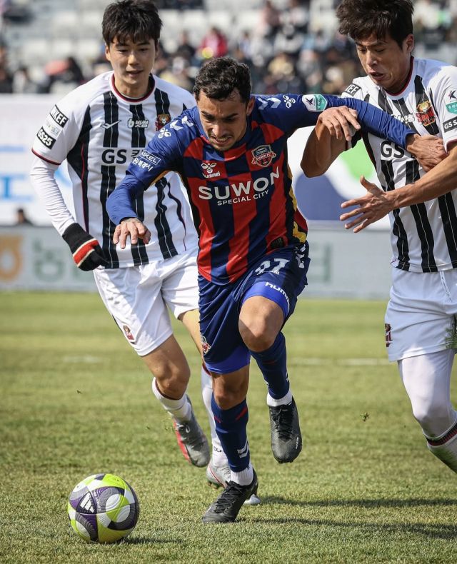 개막 4경기서 1골에 그치는 득점력 빈곤으 보이고 있는 수원FC의 공격력 보완이 시급하다. 사진은 지난 8일 FC서울과 4라운드에서 수원FC 루안이 드리블하는 모습.수원FC 제공