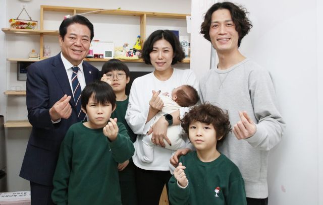 최대호 안양시장이 만안구 안양9동의 여섯째아 출산가정을 방문해 축하하고 있다. 안양시 제공