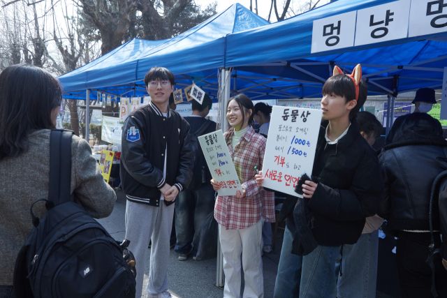 인하대학교 동아리 박람회에서 학생들이 동아리를 소개하고 있다. 인하대 제공