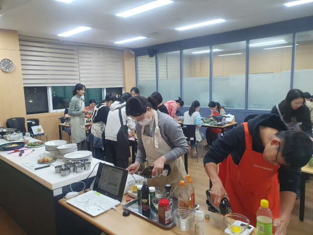 먹거리종합지원센터에서 청년을 대상으로 한 '사계절 지식밥상' 프로그램이 진행되고 있다. 안양시 먹거리종합지원센터 제공