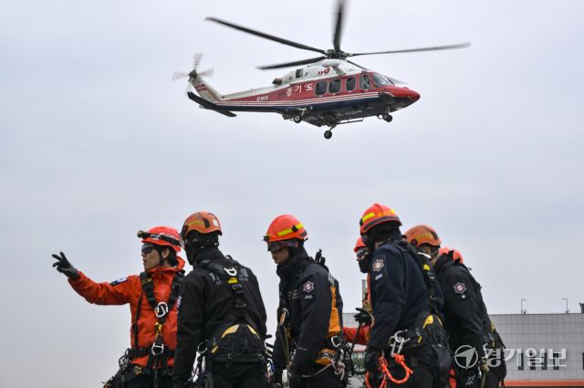 경기도소방재난본부 특수대응단, 실전 같은 산악구조훈련 [포토뉴스]