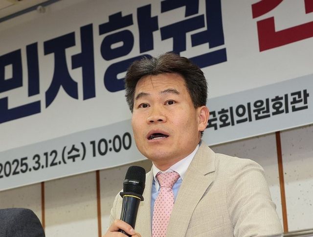 12일 서울 여의도 국회 의원회관에서 열린 '국민저항권 긴급세미나'에 참석한 유명 한국사 강사 전한길 씨. 연합뉴스