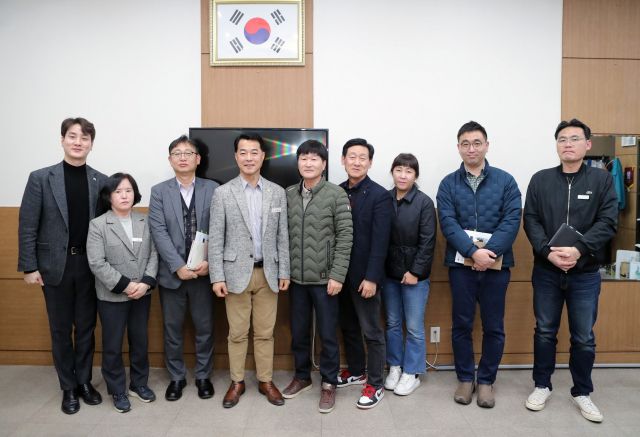 이천시의회 김재국 의원이 학교 체육시설 개방을 위해 교육지원청과 이천시청, 체육회 등의 관계자들과 함께 실무회의를 가졌다. 김재국 의원 제공