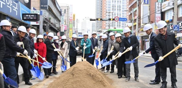 12일 오후 하남시 신장동 신장전통시장에서 열린 ‘신장전통시장 일원 전선지중화사업 착공식’에서 이현재 시장이 참석자들과 시삽하고 있다. 하남시 제공