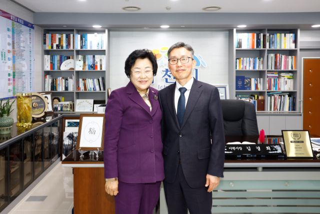 김경희 이천시장(왼쪽)이 장준화 국군복지단장과 만나 상생협력 방안에 대해 대화를 나눴다. 이천시 제공