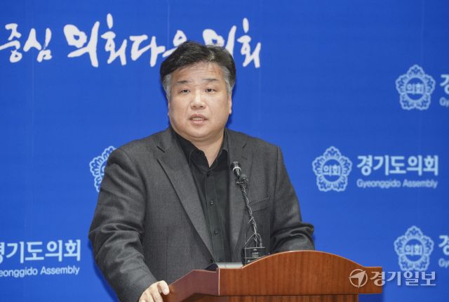 양우식 경기도의회 운영위원장(국민의힘·비례)이 4일 오후 경기도의회 브리핑룸에서 지난 제382회 임시회 운영위원회에서 "경기도의회 의장, 국민의힘과 더불어민주당 대표 연설이 실리지 않으면 홍보비 집행을 제한하라”고 한 발언에 대해 기자회견을 하고 있다. 홍기웅기자