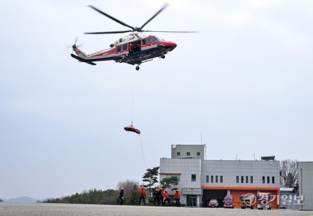 경기도소방재난본부 특수대응단, 실전 같은 산악구조훈련 [포토뉴스]