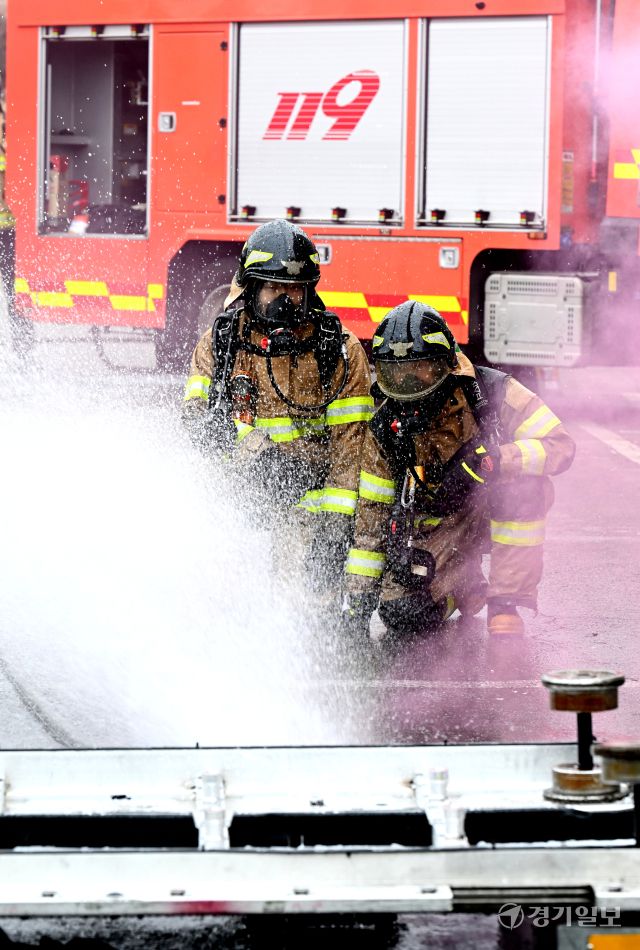 12일 인천 중구 인천중부소방서에서 소방관들이 EV-드릴랜스(관통형 방사장치)’를 활용한 전기차 화재 진압훈련을 하고 있다. EV-드릴랜스는 전기차 화재 시 차량 아래쪽에서 배터리팩까지 직접구멍을 뚫고 물을 분사해 화재를 진압하는 장비다. 조병석기자
