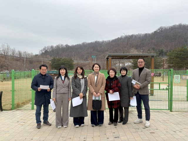 안양시의회 보사환경위원회가 12일 삼막애견공원을 찾아 운영 현황을 점검하고, 반려동물 친화 정책을 논의했다.
