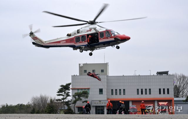 경기도소방재난본부 특수대응단, 실전 같은 산악구조훈련 [포토뉴스]