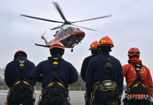 경기도소방재난본부 특수대응단, 실전 같은 산악구조훈련 [포토뉴스]