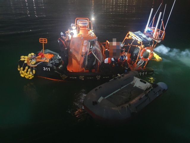 인천해양경찰서는 지난 8일 오후께 고무보트를 타고 밀입국 하려던 중국인 2명을 체포했다. 사진은 현장. 인천해양경찰서 제공