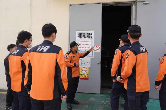 신인철 안성소방서장이 13일 죽산면 A 반도체 기업을 방문해 화재위험 요소를 점검하고 있다. 안성소방서 제공