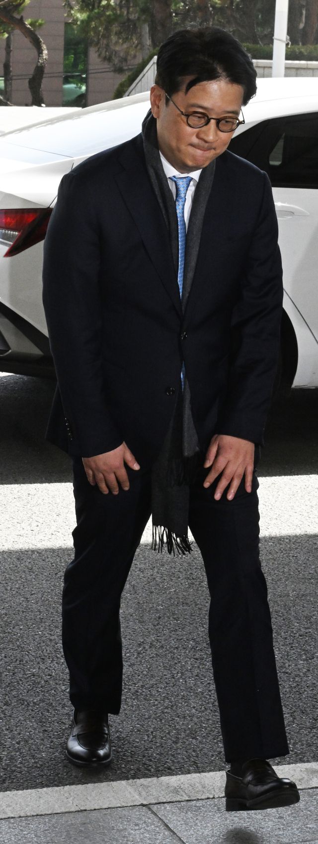 이창수 서울중앙지검장이 13일 오후 서울 서초구 중앙지검으로 출근하고 있다. 이날 헌법재판소는 이 지검장 등 검사 3인에 대한 국회의 탄핵 소추를 8대 0 전원일치로 기각했다. 탄핵안이 접수된 지 98일 만이다. 이에 따라 이 지검장은 즉시 직무에 복귀했다.