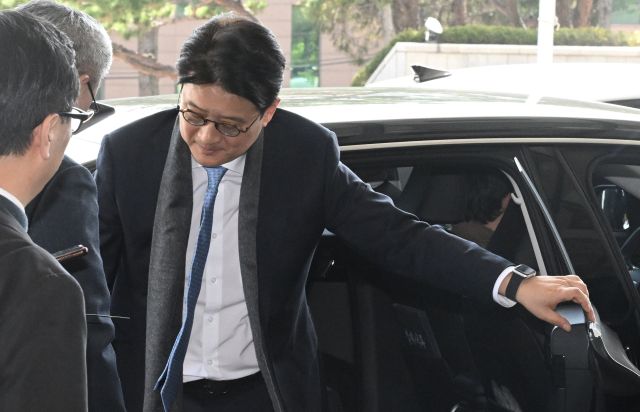 이창수 서울중앙지검장이 13일 오후 서울 서초구 중앙지검으로 출근하고 있다. 이날 헌법재판소는 이 지검장 등 검사 3인에 대한 국회의 탄핵 소추를 8대 0 전원일치로 기각했다. 탄핵안이 접수된 지 98일 만이다. 이에 따라 이 지검장은 즉시 직무에 복귀했다.