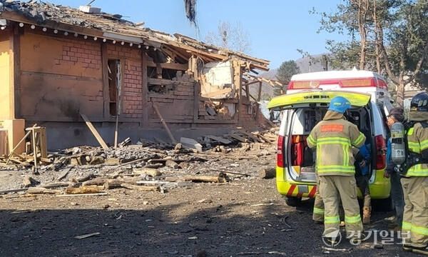 지난 6일 경기도 포천시 이동면 노곡리에서 폭탄 오발 추정사고가 발생해 건물이 파손됐다. 경기일보DB
