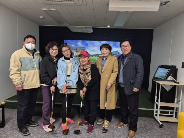 이천시의회 박노희 의원(오른쪽 두번째)의 제안으로 유휴공간을 활용한 율면 남부복지관에 실내 스크린 파크골프장을 이천시가 개장했다. 박노희 의원 제공