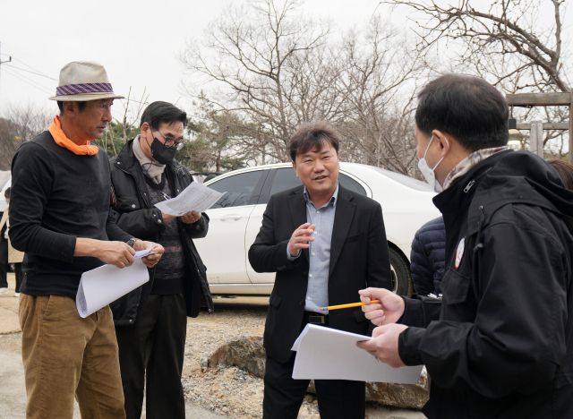 하남시의회 최훈종 도시건설위원장이 배알미동 ‘도미나루 누리길 조성사업’ 현장을 점검한 뒤 공사 추진에 만전을 당부하고 있다. 하남시의회 제공