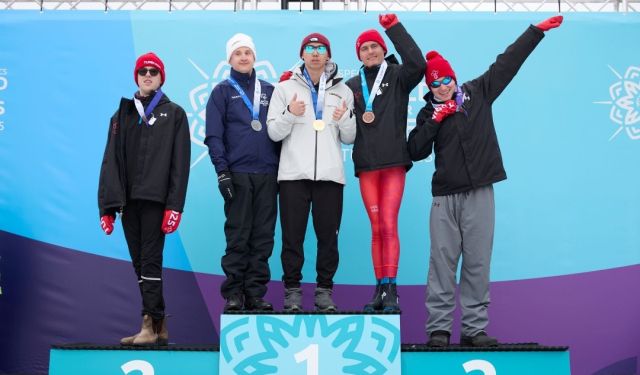 ‘2025 토리노 스페셜올림픽 세계동계대회’ 스키 크로스컨트리 남자 1㎞ 프리에서 우승한 조원상(가운데)이 시상식 후 입상자들과 기념촬영을 하고 있다.선수 부모 제공
