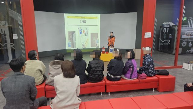지난 12일 안양119안전체험관에서 ‘시니어 서포터즈’를 대상으로 소방안전체험을 실시했다. 안양소방서 제공.