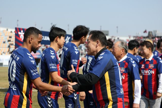 시즌 첫 승에 목마른 수원FC가 울산 HD와의 5라운드 홈경기서 마수걸이 승리에 재도전한다. 사진은 지난 4라운드 FC서울과의 홈 개막 경기서 구단주인 이재준 시장이 선수들을 격려하고 있다.수원FC 제공.