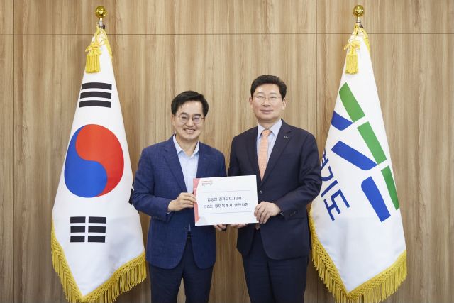 지난해 4월12일 경기도청에서 이상일 용인특례시장(오른쪽)이 김동연 경기도지사를 만나 광교 송전철탑 이설과 관련한 입장을 전하고 있다. 용인특례시 제공